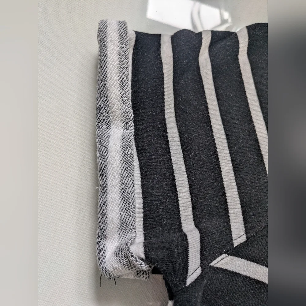 Calvin Klein Jeans Ladies' French Terry Crop Top T-shirt Size XL Black White - Picture 4 of 8